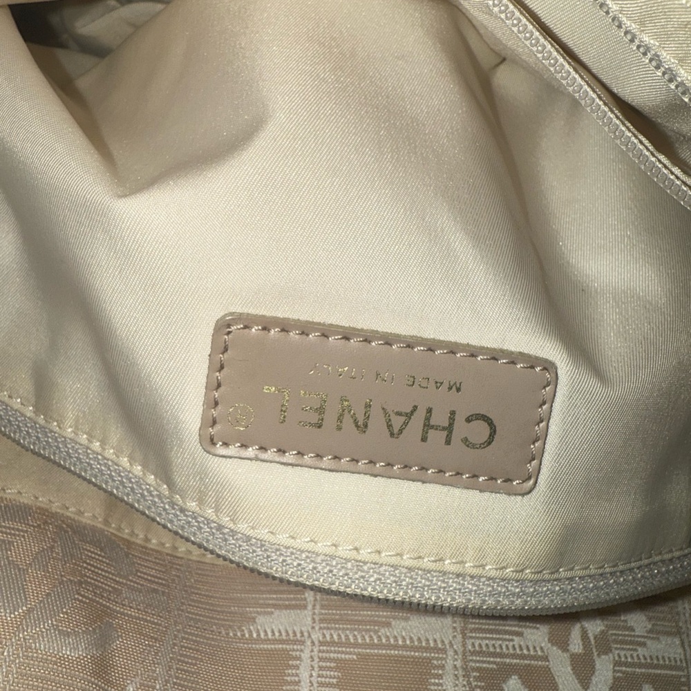 Chanel Cream Shoulder Bag with Luxurious Design
